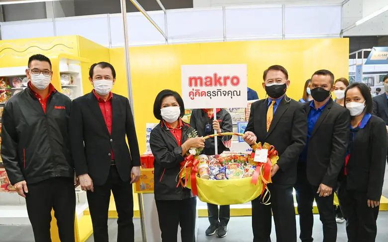 นายสมบูรณ์ โรจน์วิลาวัลย์ (ที่4ซ้าย) ผู้อ...