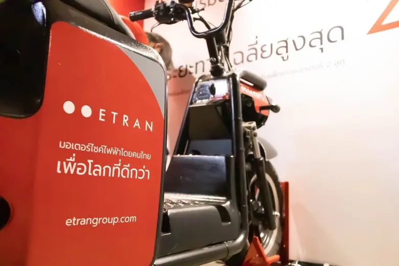 เซ็นทรัลพัฒนา จับมือ บริษัท อีทราน (ไทยแลนด์) จำกัด เปิด 'ETRAN Power Station' แห่งแรกในศูนย์การค้า จุดให้บริการสลับแบตเตอรี่รถมอเตอร์ไซค์ EV สนับสนุนการใช้พลังงานสะอาด ช่วยลดการปล่อยก๊าซคาร์บอน