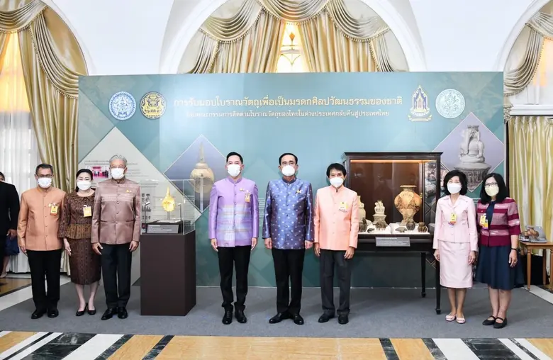 นายกรัฐมนตรีรับมอบครอบพระเศียรทองคำและเคร...