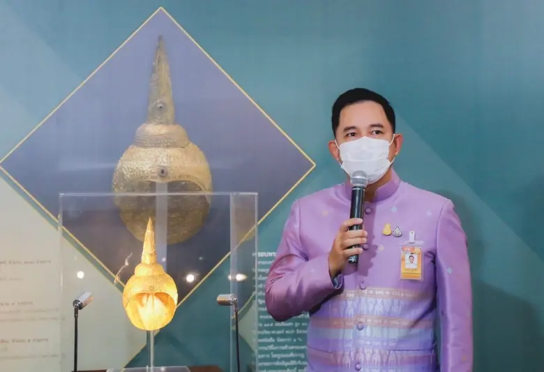 นายกรัฐมนตรีรับมอบครอบพระเศียรทองคำและเครื่องปั้นดินเผาสมัยลพบุรีจากแหล่งเตาจังหวัดบุรีรัมย์ 164 รายการ มูลค่า 83 ล้านบาทเป็นสมบัติของชาติ