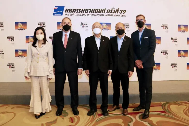 บรรยายภาพจากซ้ายไปขวา ปวีณา เขมะรังสรรค์ ...