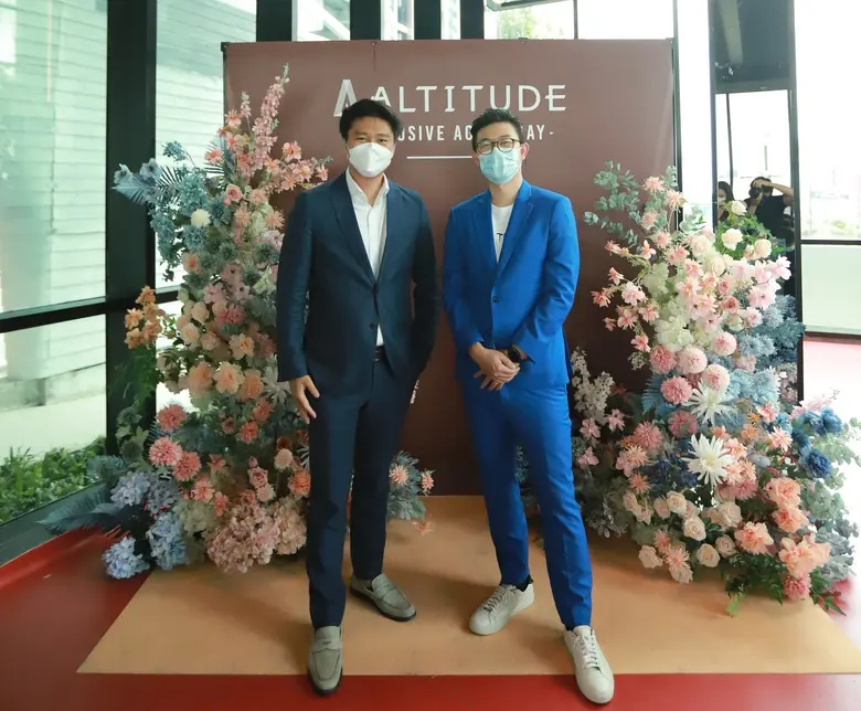 นายชยพล หรรรุ่งโรจน์ (คนซ้าย) ประธานเจ้าห...