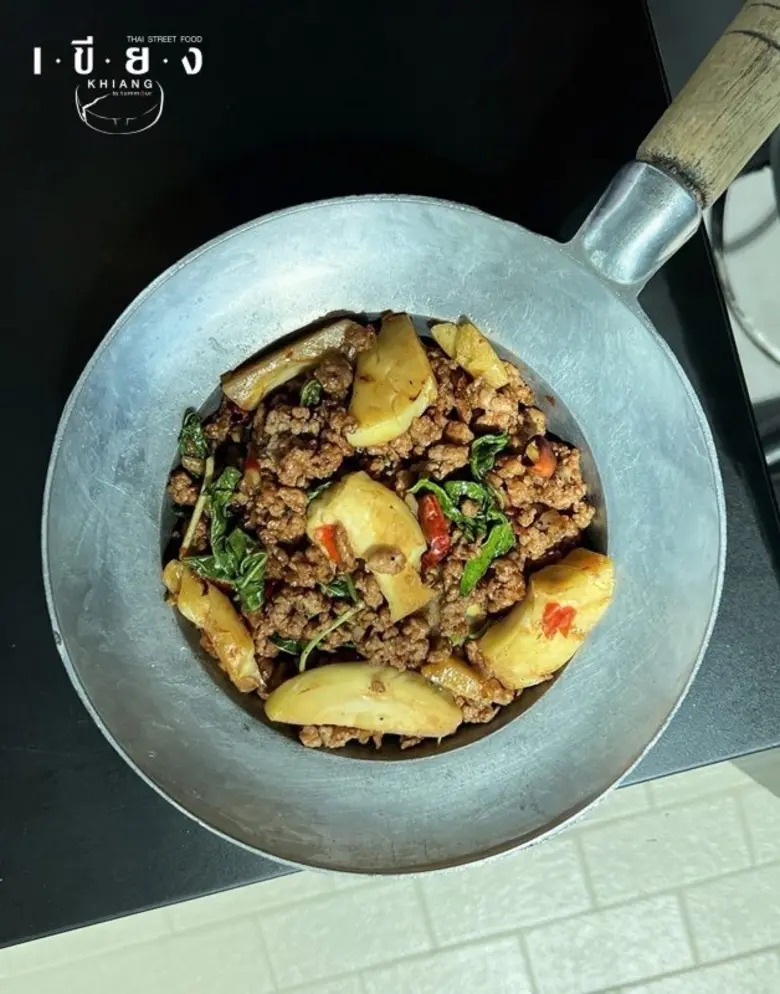 เขียง จัดเซอร์ไพรส์วงการสตรีทฟู้ด ฉีกกฎใหม่เปิดตัว "ข้าวกะเพราทุเรียน" ส่งซิกเนเจอร์กะเพราหมูปะทะทุเรียน วัตถุดิบยอดฮิตของดีเมืองจันท์