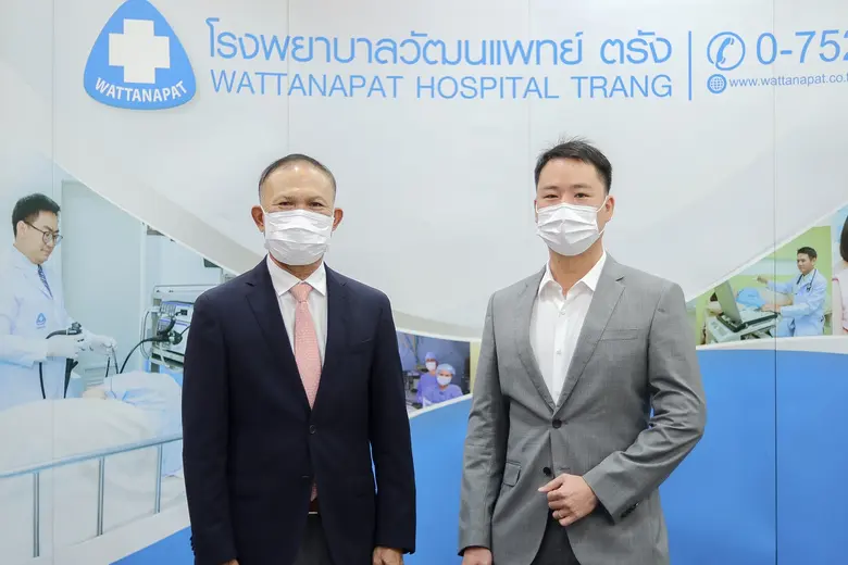 นายแพทย์สมชาย จันทร์สว่าง (ซ้าย) ประธานเจ...