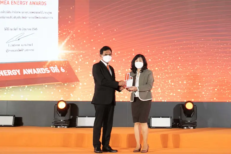 นางวันเพ็ญ อรรชุนเดชะ (ขวา) ผู้ช่วยกรรมกา...