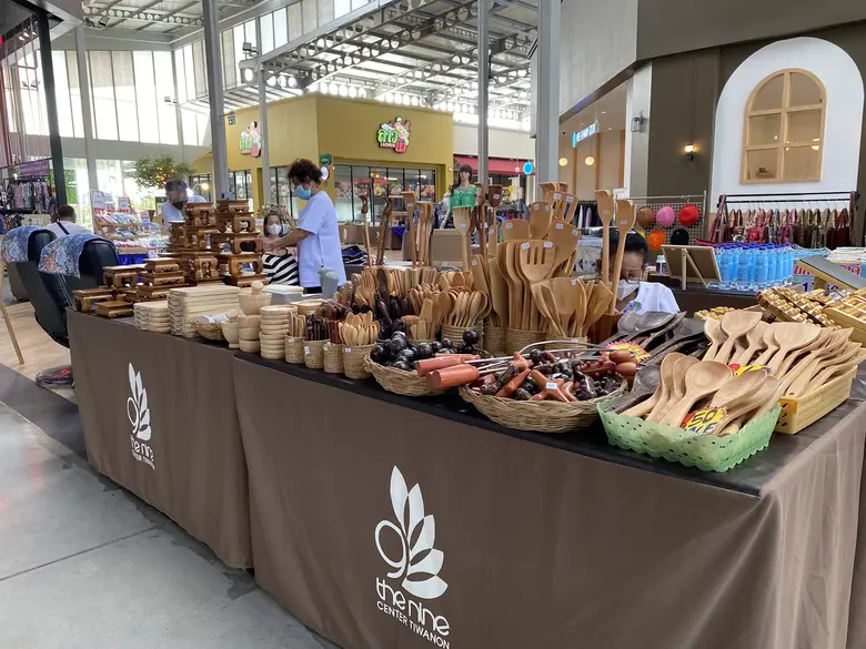 เดอะไนน์ เซ็นเตอร์ ติวานนท์ จับมือ เครือข่ายวิสาหกิจชุมชนและกลุ่มอาชีพ จ.ปทุมธานี ชวนหล่อเทียนพรรษา เลือกซื้อของดี ในงาน "ช้อปอย่างมีสไตล์ รายได้เพื่อชุมชน"