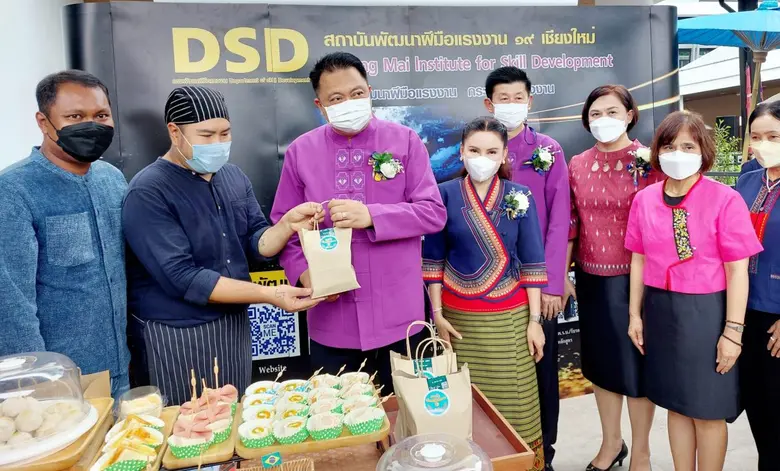 นายสุชาติ ชมกลิ่น รัฐมนตรีว่าการกระทรวงแร...