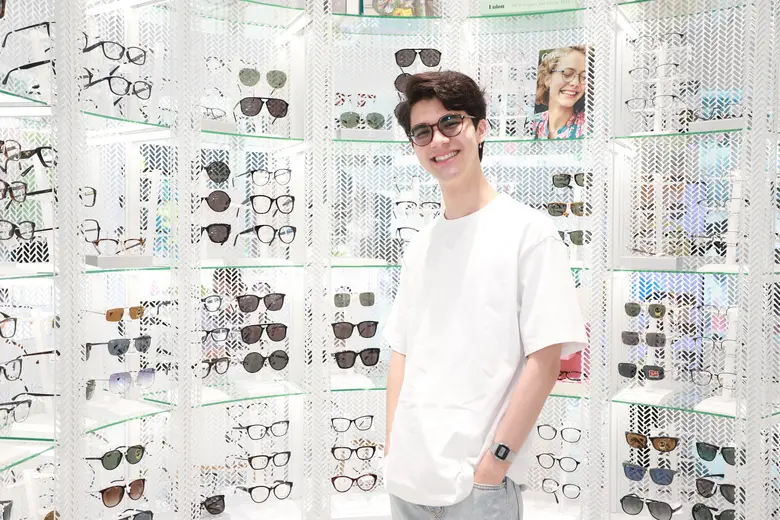 "แม็กซ์-อชิระ" ประเดิมเช็คอิน "แว่นท็อปเจริญแฟล็กชิปสโตร์" ที่สุดของศูนย์รวมแว่นตาและทุกบริการด้านสายตาแบบครบวงจร