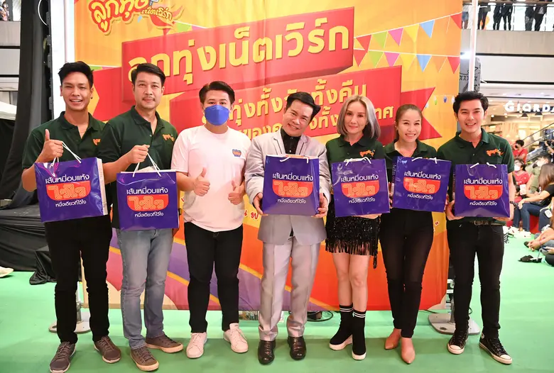 นายเอกพงษ์ คำเทพ (ที่3ซ้าย) ผู้ช่วยผู้จัด...