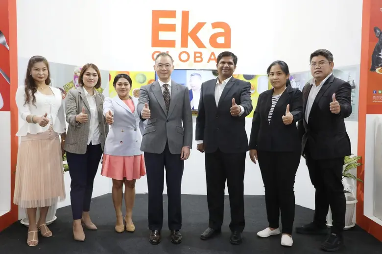 นายชัยวัฒน์ นันทิรุจ (คนกลาง) ประธานเจ้าห...