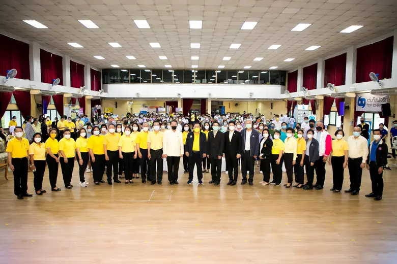 แว่นท็อปเจริญ นำโดย นายแพทย์นพวุฒิ ตรีพรช...