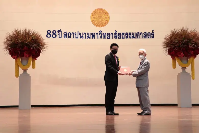 เอ วราวุธ รับโล่เกียรติยศ ศิษย์เก่าดีเด่น ม.ธรรมศาสตร์