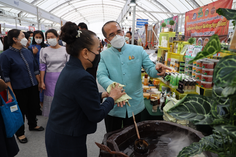 พช.จัดใหญ่ OTOP ภูมิภาค จ.กำแพงเพชร ชอป ชิม ชม ครบเครื่อง