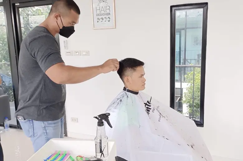 รมว.สุชาติ ช่วยหนุ่มเพชรบูรณ์ ฝึกเป็นช่างตัดผมพร้อมมอบอุปกรณ์เปิดร้าน