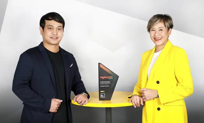 "รางวัลดีเด่น" นางอัญชุลี แววทอง (ขวา) ผู...