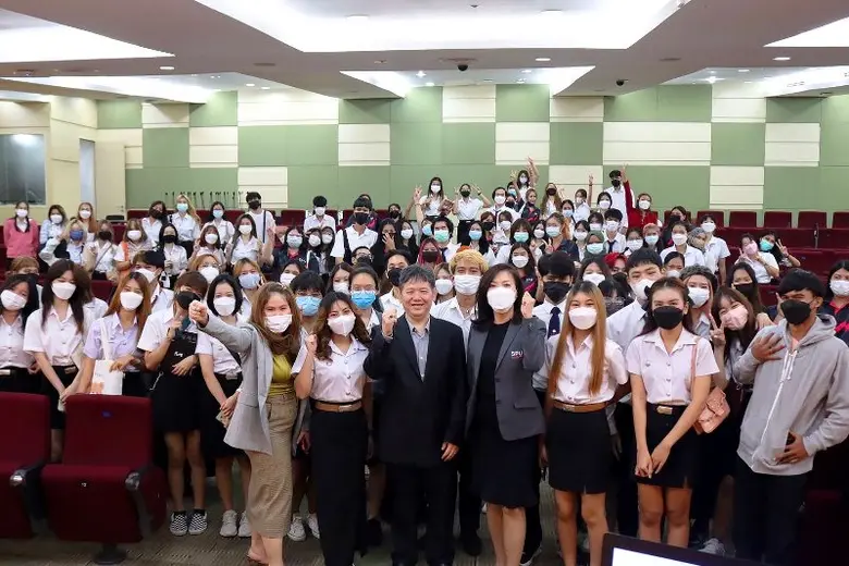 ผศ.ดร.รวิภา อัครจินดานนท์ คณบดีคณะบริหารธ...