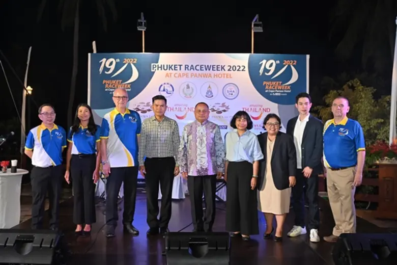 พงศ์วรุตม์ ปังศรีวงศ์ (คนที่ 8 จากซ้าย) ก...