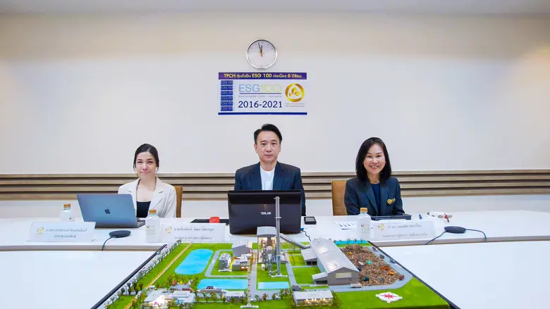 คุณเชิดศักดิ์ วัฒนวิจิตรกุล (กลาง) กรรมกา...