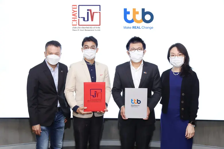 นายกิตติ ตั้งศรีวงศ์ (ซ้าย) กรรมการผู้จัด...