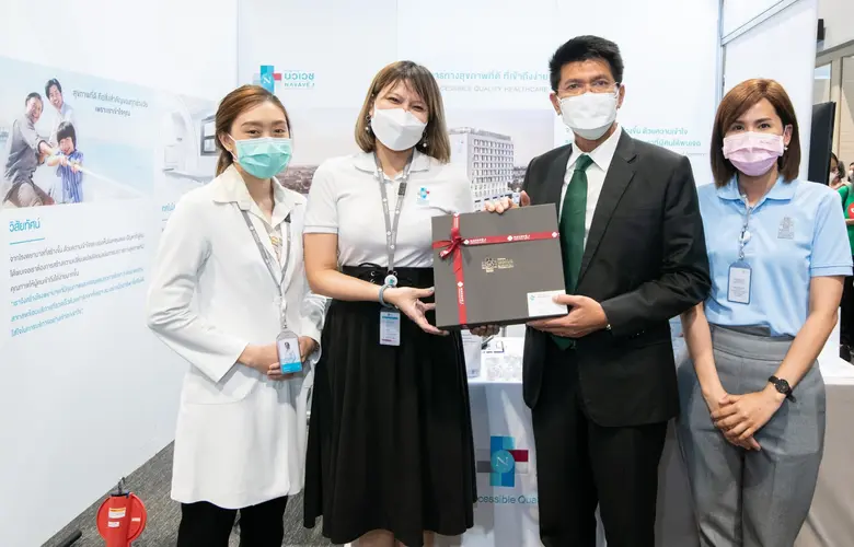 ดร.สาธิต ปิตุเตชะ รัฐมนตรีช่วยว่าการกระทร...