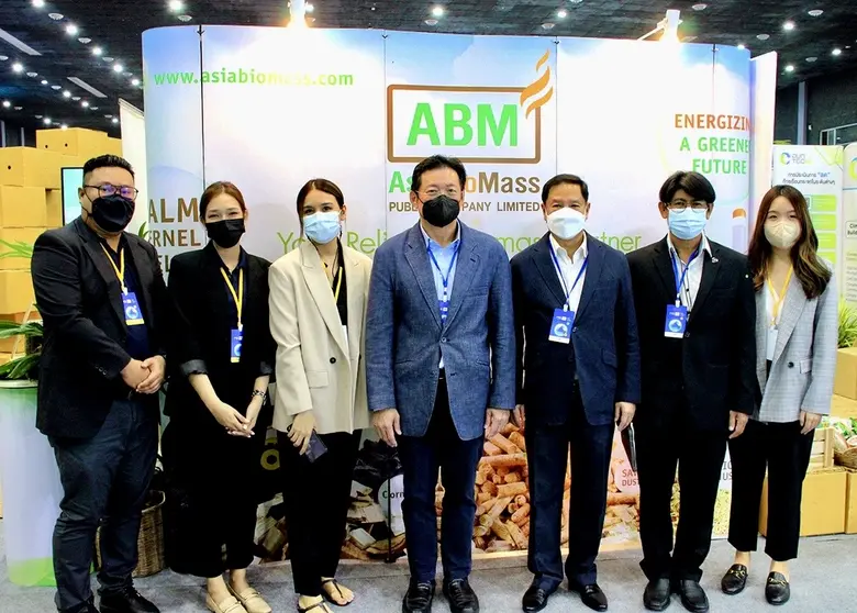 นางสาวธิญาดา เมฆพงษ์สาทร (ที่ 3 จากซ้าย) ...