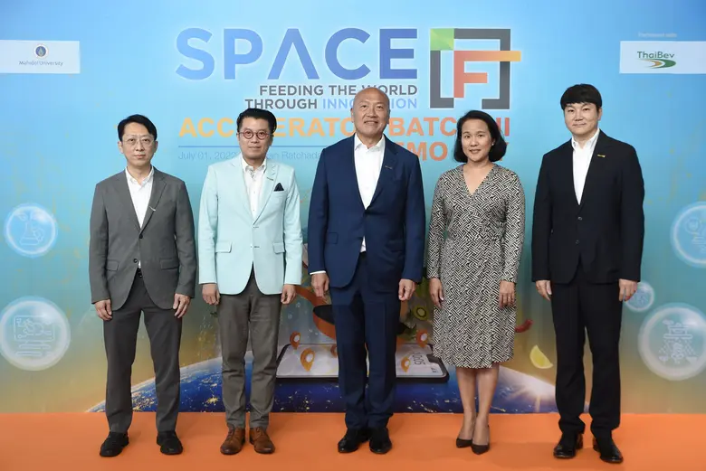 ดร.พันธุ์อาจ ชัยรัตน์ (คนที่ 2 จากซ้าย) ผ...