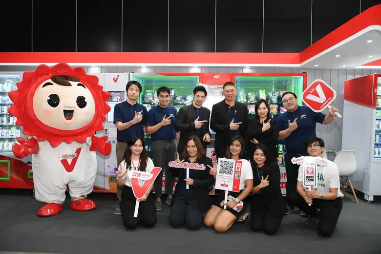 นายพิศณุ โชควัฒนา (คนที่ 3 แถวหลังจากขวา)...