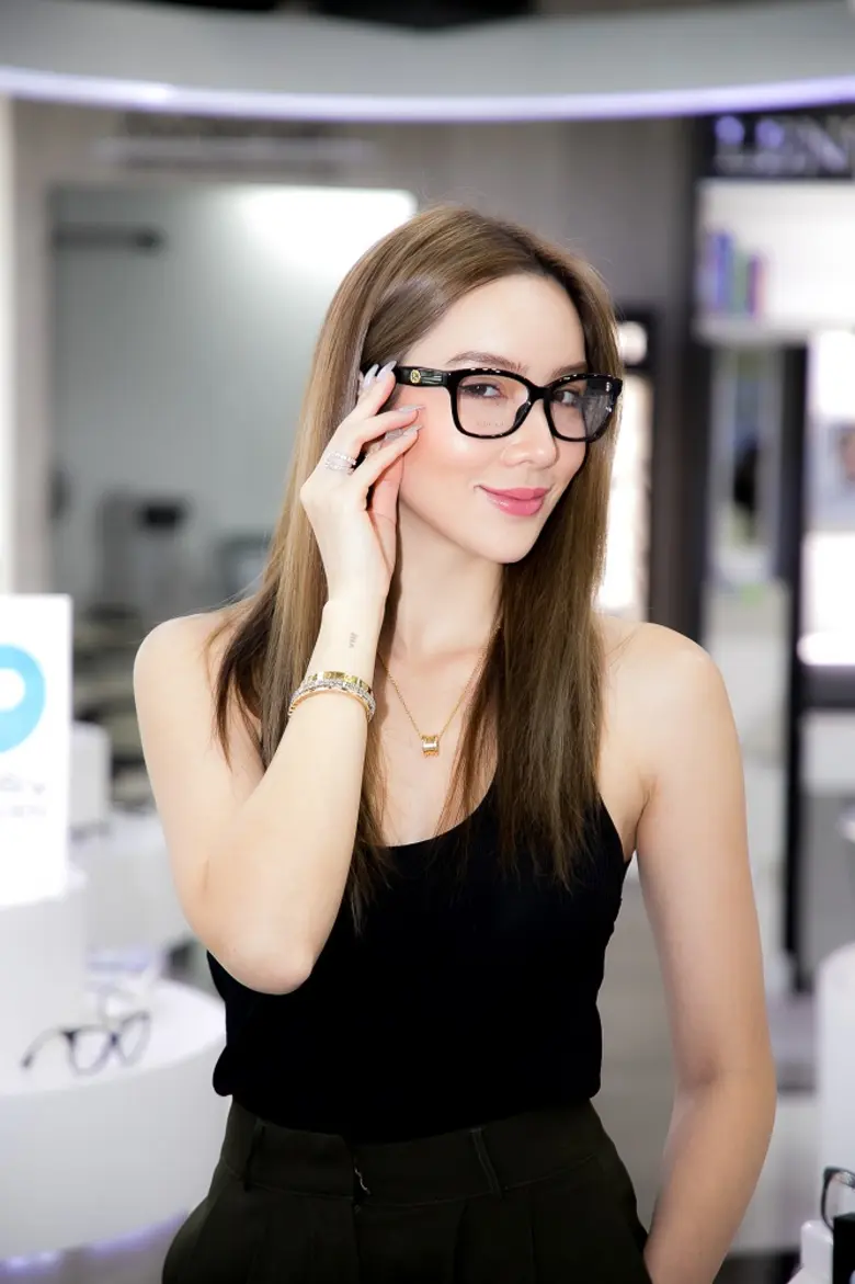 "เอย ธัญวรรน" ร่วมอัพเดทเทรนด์แว่นหรูระดับตำนานที่สายแฟไม่ควรพลาด ที่ร้านแว่นท็อปเจริญ