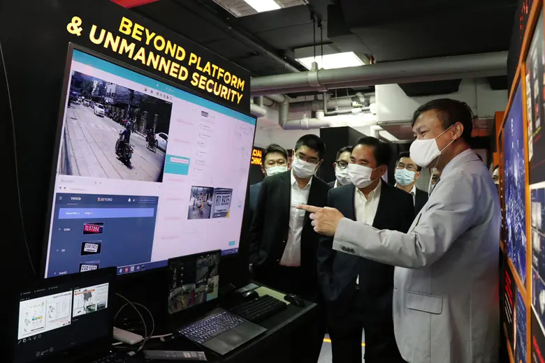 นายธงชัย ล่ำซำ ประธานกรรมการ พร้อมด้วย นา...