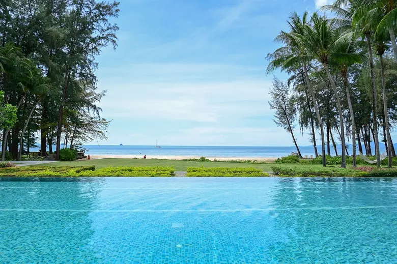 โรงแรมดุสิตธานี กระบี่ บีช รีสอร์ท หาดคลอ...