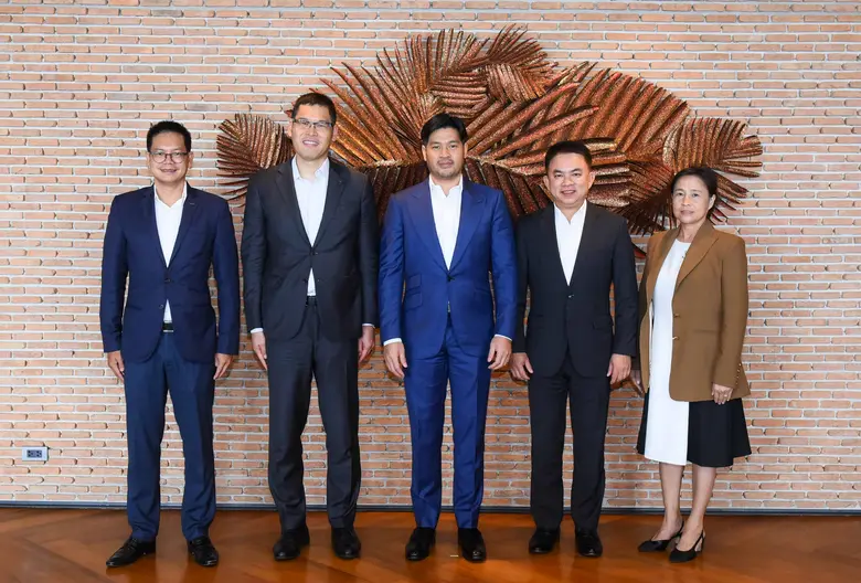 คุณทศพล คุณะเพิ่มศิริ (ที่ 2 จากขวา) ประธ...