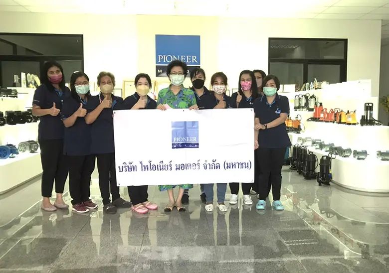 คุณนุชรัตน์ อิทธิโรจนกุล (กลาง) รองกรรมกา...