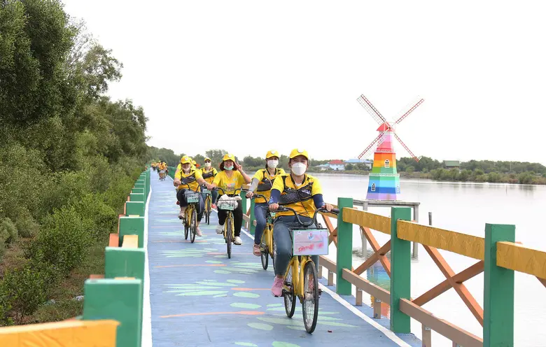 ธพว. จับมือพันธมิตร จัดกิจกรรม "ธพว.รวมพลัง ลุยโคลน เปื้อนยิ้ม ฟื้นฟูป่าชายเลน" ถวายเป็นพระราชกุศล เนื่องในโอกาสวันเฉลิมพระชนมพรรษา  ๗๐ พรรษา ในหลวง ร.๑๐