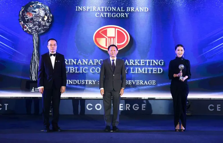 ดร.สรรเสริญ สมะลาภา (กลาง) ผู้ช่วยรัฐมนตรีประจำกระท...