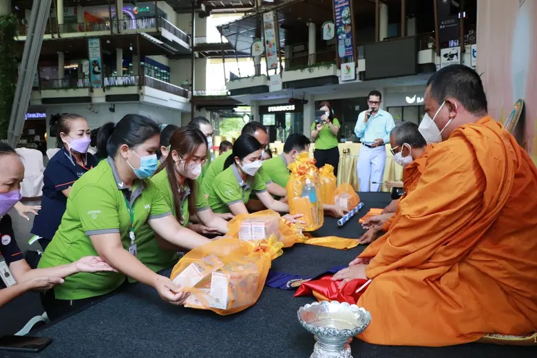 ศูนย์การค้าในเครือเอ็ม บี เค ร่วมสืบสานประเพณีทางพระพุทธศาสนา จัดกิจกรรม "เข้าพรรษา เติมแสงแห่งธรรมกับ เอ็ม บี เค"