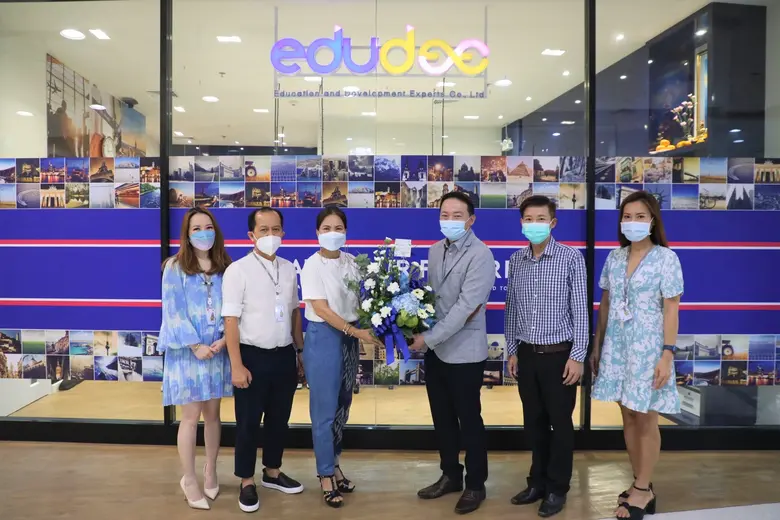 นางสาวจรูญรัตน์ สาลี กรรมการผู้จัดการ บริษัท พาราได...