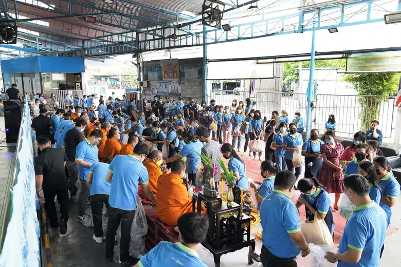 คณะผู้บริหาร และพนักงาน บ.สแตนดาร์ด แมนูแฟคเจอริ่ง จำกัด ร่วมทำบุญตักบาตร ถวายเทียนพรรษา เนื่องในวันอาสาฬหบูชา และวันเข้าพรรษา