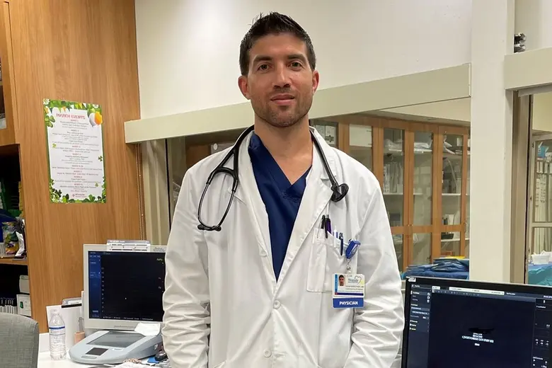 นายแพทย์อดัม เบอร์ซินสกี้ นักศึกษาแพทย์รุ...