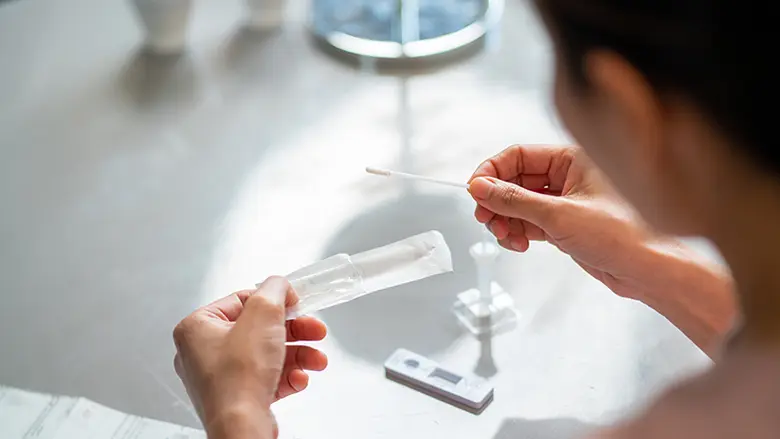 หัวหน้าศูนย์วิทยาศาสตร์สุขภาพโรคอุบัติใหม่ คณะแพทยศาสตร์ จุฬาฯ  ไขข้อข้องใจโควิด-19 เชื้อโอโมครอน และอาการ Long Covid