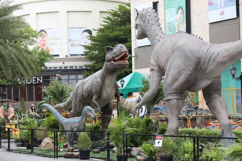 ตะลึง! ฝูงโดโนเสาร์บุกเมือง The Crystal เลียบด่วน ยกพื้นที่นี้เพื่อสัตว์ล้านปี  จุใจไดโนเสาร์กว่า 60 ตัว ย้อนสู่ยุคจูราสสิคพร้อมป่ากลางกรุง