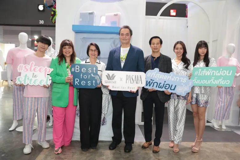 นายธรรมรัตน์ โชควัฒนา (กลาง) กรรมการบริษั...