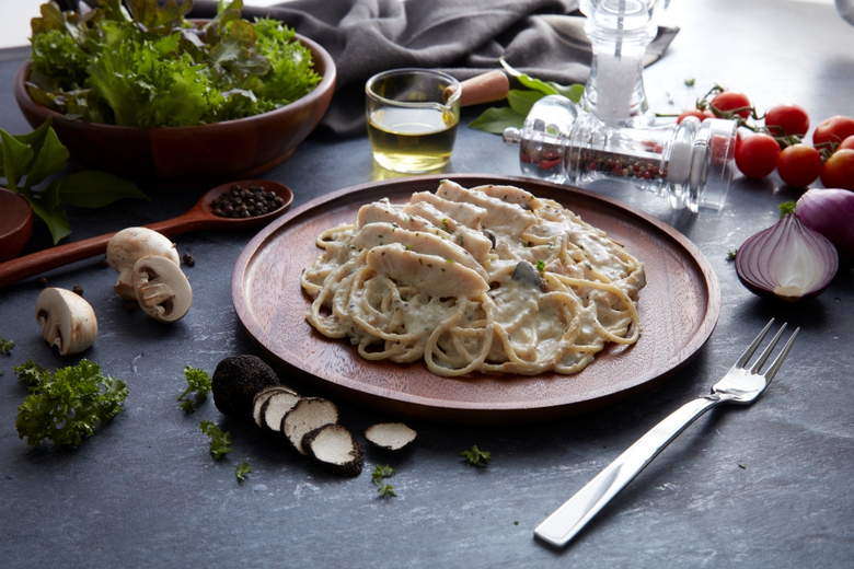 Chef Cares เสิร์ฟ 'สปาเกตตี้ซอสครีมเห็ดทรัฟเฟิลและอกไก่' by เชฟพฤกษ์ ให้คนไทยอิ่มอร่อย-อิ่มใจ ร่วมคืนกำไร 100% สู่สังคม