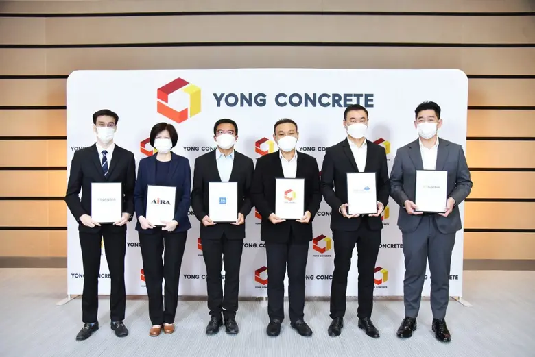 นายสรรเพชญ ศลิษฏ์อรรถกร (ที่ 3 จากขวา) กร...