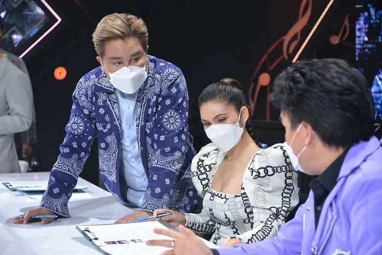 คะแนนสูงเสียดฟ้า กวาด 300 เต็ม "เอกชัย - ฝน - รุ่ง" ตัดสินเป็นเอกฉันท์ยกขึ้นแท่น ให้เป็น No.1 ใน ลูกทุ่งไอดอลแชมป์โค่นแชมป์