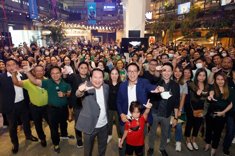 คุณชานนท์ เรืองกฤตยา (แถวหน้า ขวา) ประธาน...