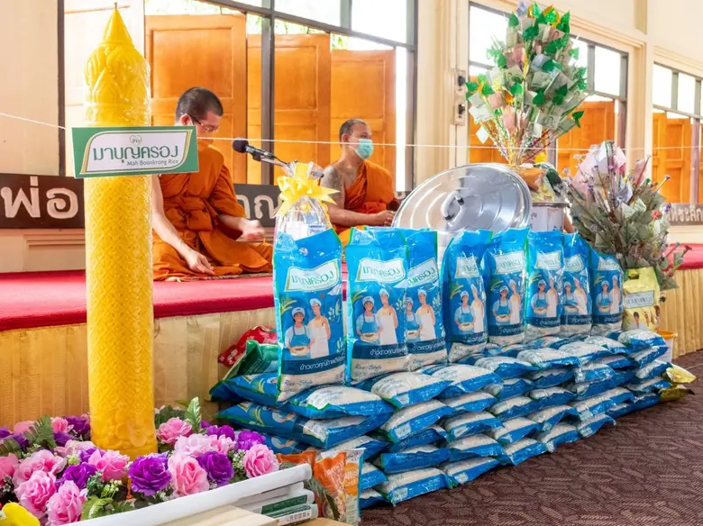 ข้าวมาบุญครอง ร่วมสืบสานประเพณีถวายเทียนจำนวนพรรษา พร้อมถวายข้าวสาร 1 ตัน ให้วัดในพื้นที่เทศบาลเมืองบางกะดี