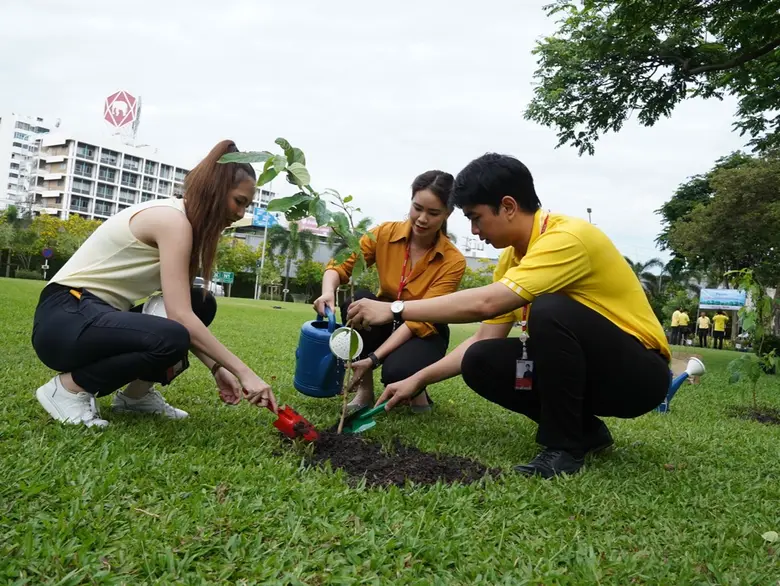 เอสซีจี รวมพลังปลูกต้นไม้ในโอกาสเฉลิมพระชนมพรรษาพระเจ้าอยู่หัว พร้อมร่วมมือ กทม. สร้างพื้นที่สีเขียว และกำแพงกรองฝุ่น PM2.5 ในโครงการ "เอสซีจี ปลูกแสนต้นให้คนกทม."