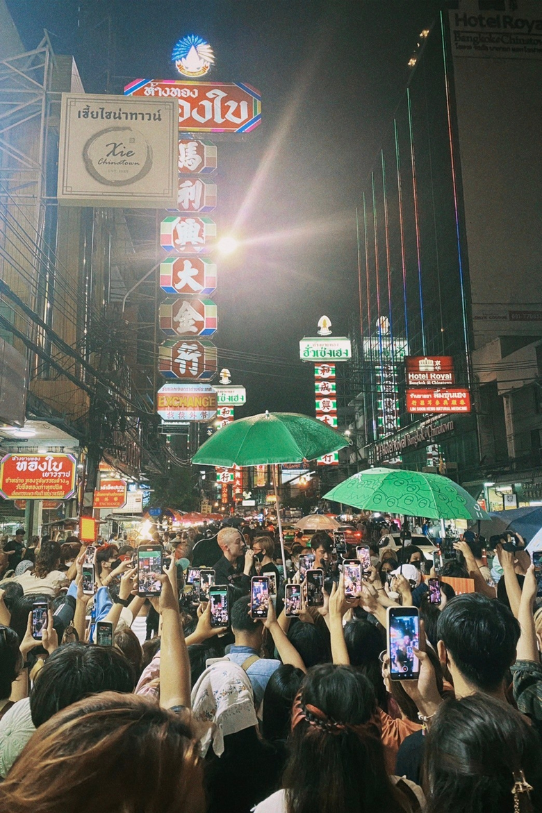 ทำเอาเยาวราชเกือบแตก!! หลังศิลปินหนุ่มหล่...