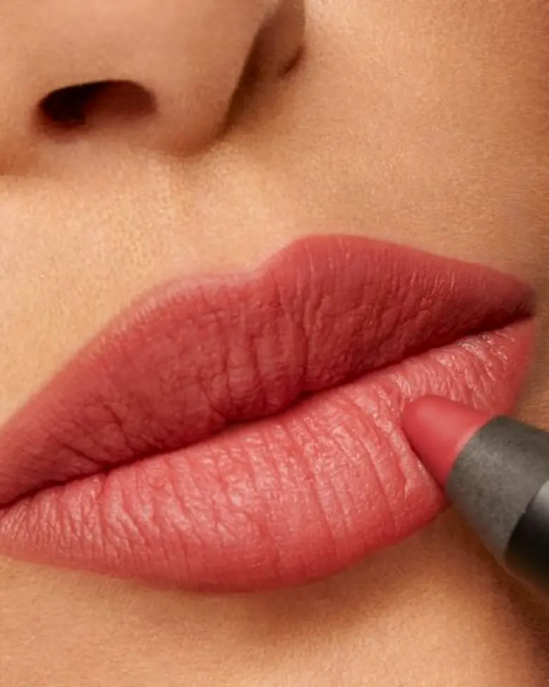 เผยเรียวปากที่ดูมั่นใจโดดเด่น ด้วยเฉดสีแล...
