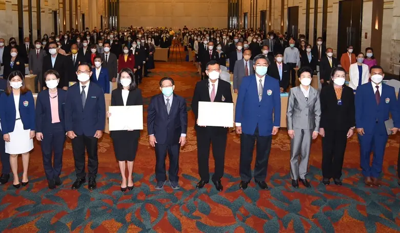 นายปิยะวัฒน์ ฐิตะสัทธาวรกุล (แถวหน้าที่ 5...